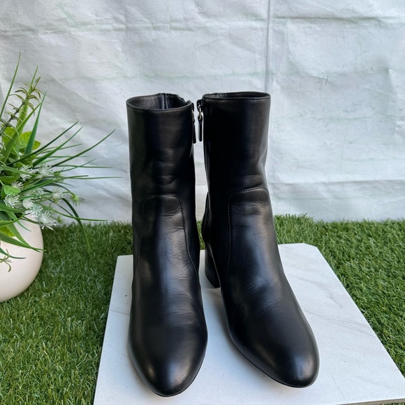 STUART WEITZMAN
'FLAREBLOCK' HEELED ANKLE BOOTS
$609.00 black soft Leather 8.5 - Picture 11 of 14